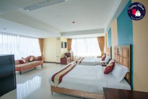 a large bedroom with a large bed and a couch at Darling Harbour Residence - South Pattaya in Pattaya South