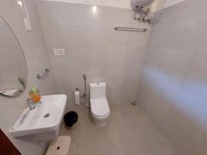 Koupelna v ubytování Jennings Abode Doddabetta
