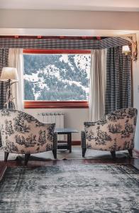 Uma área de estar em Hotel Catedral Ski & Wellness