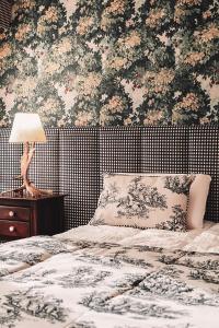 Cama ou camas em um quarto em Hotel Catedral Ski & Wellness