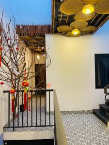 Kỳ VĩTrang An Cuisine & Homestay的一间带楼梯和电视的客厅