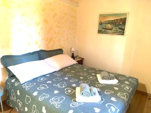 een slaapkamer met een bed met schoenen erop bij Casale La Giara in Sorrezzana +10 foto's