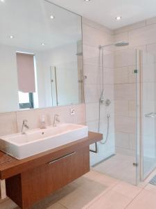 Ένα μπάνιο στο Cozy Three Bedroom Apartment at Villaggio