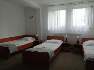 Postel nebo postele na pokoji v ubytování Hotel Dąbrowiak