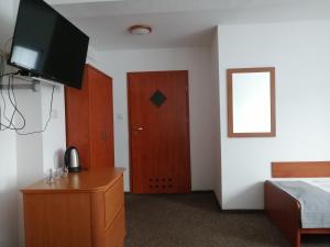 Postel nebo postele na pokoji v ubytování Hotel Dąbrowiak