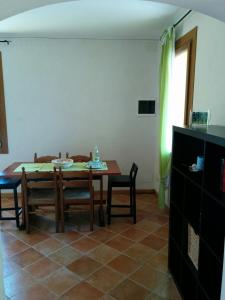 uma sala de jantar com mesa e cadeiras em Holiday Home La Moranda em San Fior di Sopra