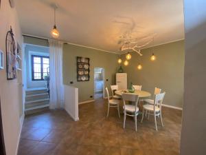 a kitchen and dining room with a table and chairs at La Lupa e l'Orso B&B in Berceto