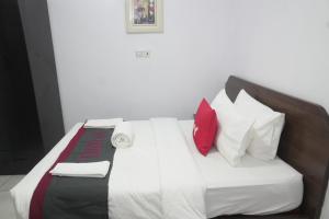 Ένα ή περισσότερα κρεβάτια σε δωμάτιο στο AOTEL HOTEL Ikeja