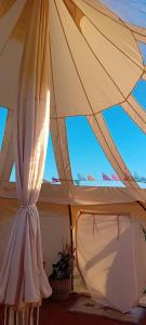 dos sillas bajo un paraguas blanco grande en Stargazer Bell Tent, en Northrepps