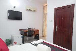 TV a/nebo společenská místnost v ubytování AOTEL HOTEL Ikeja