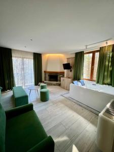 ein Wohnzimmer mit Badewanne, Couch und Sesseln in der Unterkunft Hotel Kulla e Arte in Razëm + 73 Fotos