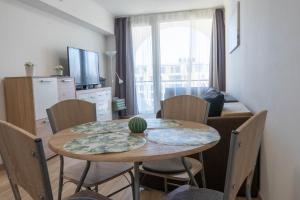 Televízia a/alebo spoločenská miestnosť v ubytovaní Seaforth Apartment