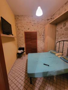 Μια τηλεόραση ή/και κέντρο ψυχαγωγίας στο House rented 10 meters from the sea