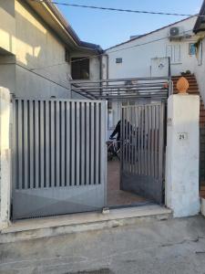 Το κτήριο όπου στεγάζεται  το διαμέρισμα