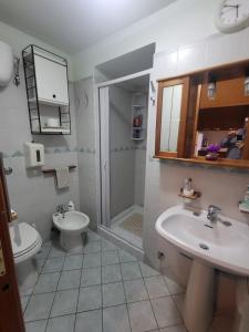 Ένα μπάνιο στο House rented 10 meters from the sea