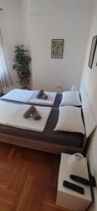 Ένα ή περισσότερα κρεβάτια σε δωμάτιο στο Paris 2 Night Private Parking