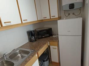 A kitchen or kitchenette at BRAVAHOLIDAYS-250-Poblet