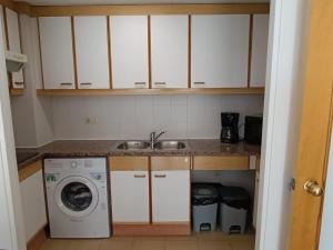 A kitchen or kitchenette at BRAVAHOLIDAYS-250-Poblet