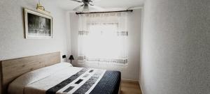 A bed or beds in a room at BRAVAHOLIDAYS-250-Poblet