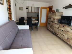 A television and/or entertainment centre at BRAVAHOLIDAYS-250-Poblet