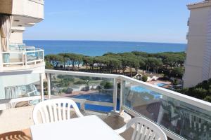 The swimming pool at or close to BRAVAHOLIDAYS-250-Poblet