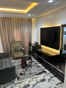 Roston Hotels的电视和/或娱乐中心
