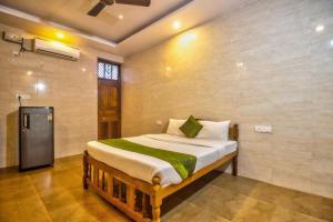 a bedroom with a bed in a room at Calangute Sea Steps in Calangute