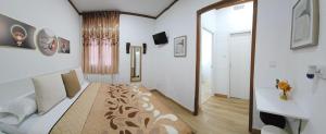 Un dormitorio con una cama con un espejo grande. en Hostal Loyola, en Madrid