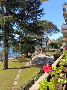 a garden with a view of the water at Bethel House in Gardone Riviera