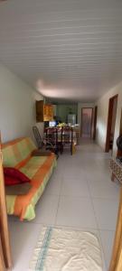 Zimmer mit 2 Betten und einem Esszimmer in der Unterkunft Yellow House Itapuama in Cabo de Santo Agostinho