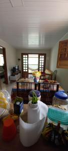 ein Wohnzimmer mit einem Tisch und mehreren Behältern darauf in der Unterkunft Yellow House Itapuama in Cabo de Santo Agostinho + 11 Fotos