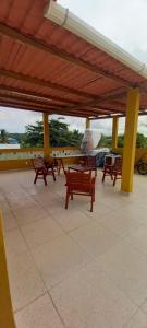 eine Gruppe von Bänken, die auf einem Dach sitzen in der Unterkunft Yellow House Itapuama in Cabo de Santo Agostinho