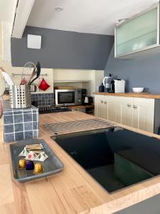 Una cocina o zona de cocina en T2 dans l'intra-Muros VUE MER exceptionnelle