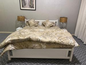 سرير أو أسرّة في غرفة في Apartment in Ajman