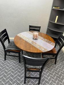 Apartment in Ajman في عجمان: طاولة وكراسي في غرفة