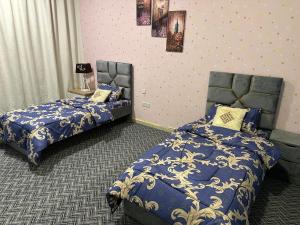 سرير أو أسرّة في غرفة في Apartment in Ajman