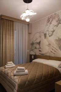 Postel nebo postele na pokoji v ubytování COLOSS IMPERIAL SUITE Guest House