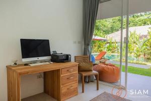 Televiisor ja/või meelelahutuskeskus majutusasutuses Sumalee 3br - Private Pool & Tropical Garden