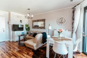 Μια τηλεόραση ή/και κέντρο ψυχαγωγίας στο Apartament Martini