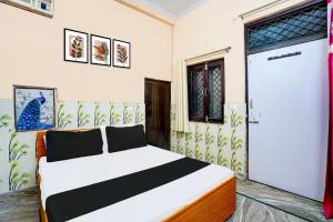Postel nebo postele na pokoji v ubytování Hotel O Gautam