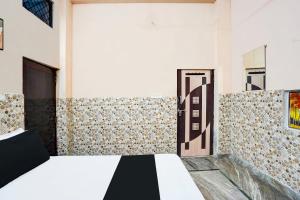 Postel nebo postele na pokoji v ubytování Hotel O Gautam