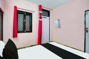 Postel nebo postele na pokoji v ubytování Hotel O Gautam