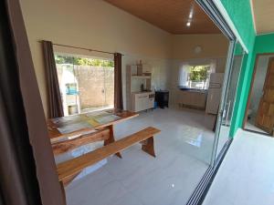a room with a table and a bench in it at Reino Encantado Dona Siroba in Morretes
