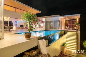een zwembad in een villa 's nachts bij Villa My Zen 4Br Private Pool & Walk to Beach in Chaweng Noi Beach