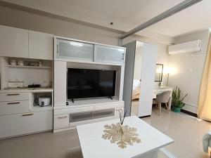 salon z telewizorem z płaskim ekranem i salonem w obiekcie Z Luxe Studio w Cebu