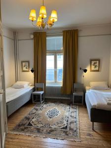 Rúm í herbergi á Hotell Temperance