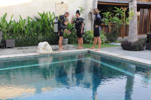 Bazén v ubytování Benthos Bali Dive Resort nebo v jeho okolí