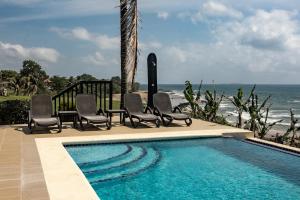 Bazén v ubytování Super Private Beachfront 3BR Villa & Infinity Pool nebo v jeho okolí