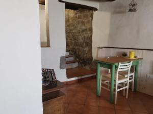 a green table and chairs in a room at Gioia in Radicofani