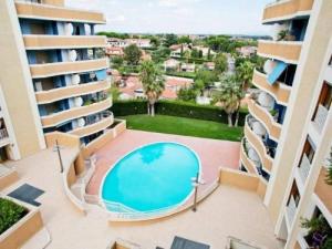desde el balcón de un apartamento con vistas a la piscina en Residenza Rinascimento, en Roma